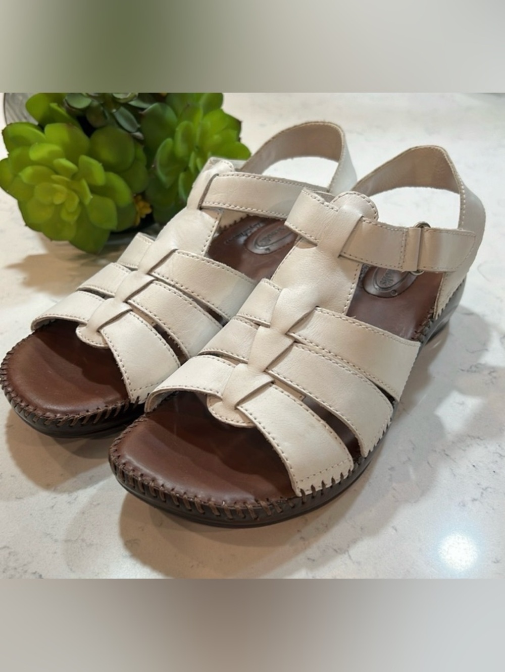 Dr. Scholl’s NWOT! 🎉 White Leather Comfort Sandal Size 8